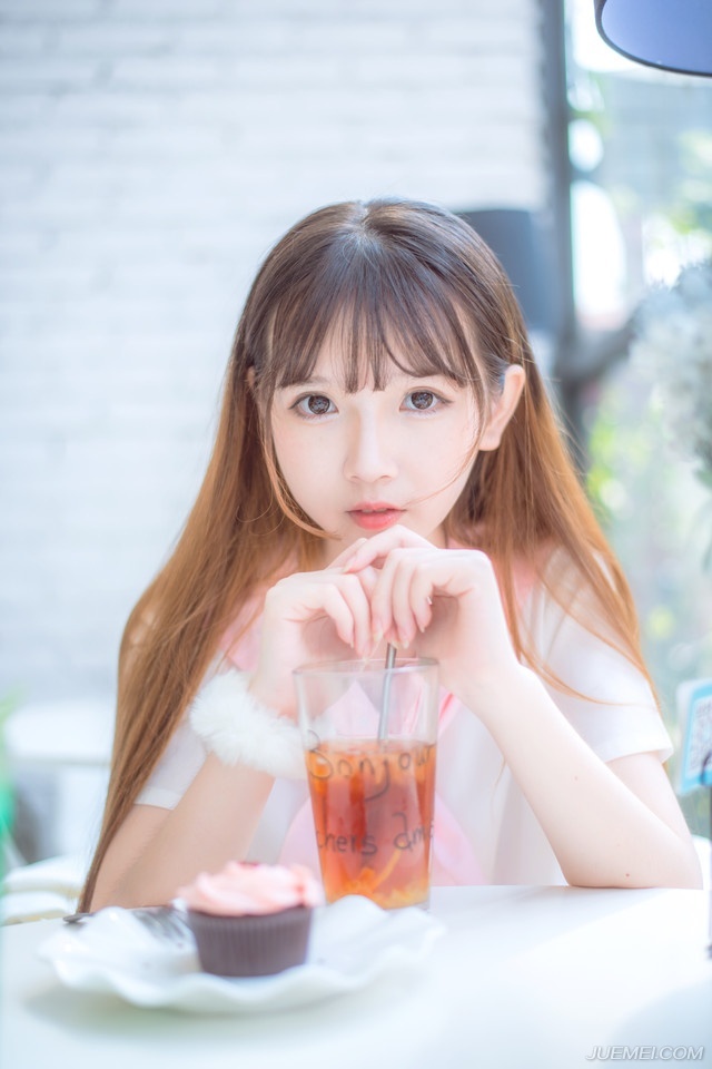 “哈哈哈~”刘璝跪在地上，突然仰头大笑起来，笑声中，带着一股苍凉之意，在众人愕然的目光中，狠狠地向刘璋磕了三个响头：“主公，末将误信谗言，致使蜀中尽失，愧对主公，已无颜面苟活于世，只有一死以谢天下！”